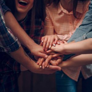 Geburtstag_0004_close-up-top-view-of-friends-putting-their-hands-together-at-birthday-party