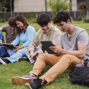 Schule_0000_young-students-learning-together-outside-of-universtiy