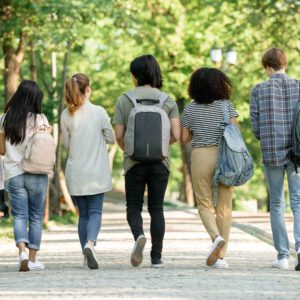 Schule_0003_multiethnic-group-of-young-students
