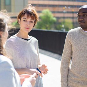 Weitere_0005_group-of-serious-people-standing-on-street-and-talking