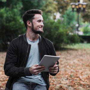 Weitere_0006_man-holding-a-tablet-and-looking-away