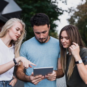 Outdoor_0000_mittlere-freunde-die-in-einer-tablette-schauen