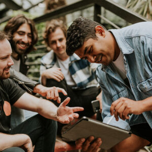 Teambuilding_0004_glueckliche-freunde-die-zusammen-plaudern-bild-im-botanischen-garten